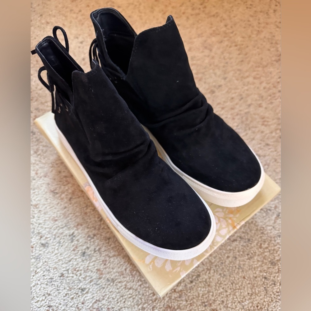NIB VERY G HARVEST SNEAKERS—Women's Black (faux) Suede